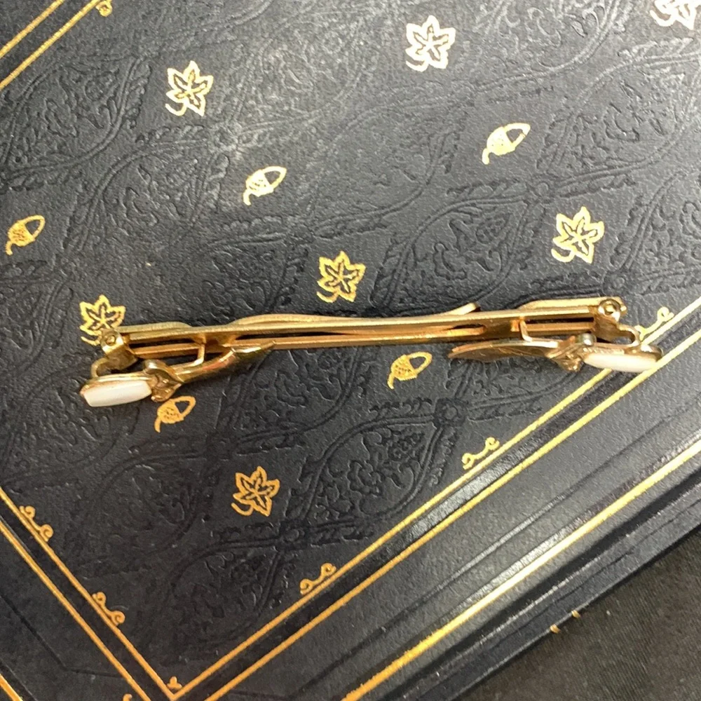Vintage gold tone metal SLICK tie clip with Mother of Pearl daggers / knives - Picture 9 of 13